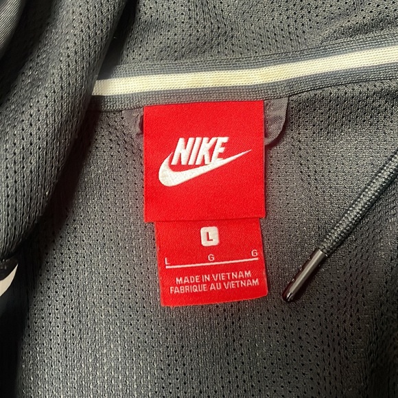 Nike Windbreaker With Back Print In Black AJ1396-010. Size Large - Picture 3 of 7